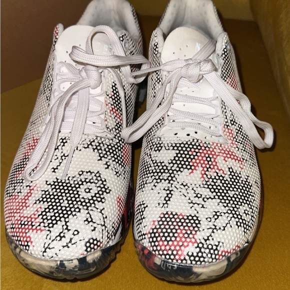 New 9.5 W  NOBULL SF TRAINERS LOW. - Picture 6 of 6